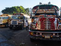 Four-Links - Guatemala chicken buses, 722, Toyopet racer, hydrogen car history
