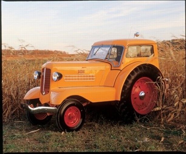 New MINNEAPOLIS MOLINE Wall Clock 10" Round Vintage 1938 Model R Farmer Tractor 