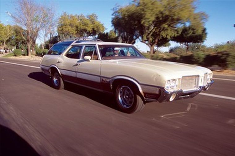 1964 Oldsmobile Vista Cruiser Station Wagon We Had One Just Like It Sit In The Third Row Seat And Look Out The Roof Vista Cruiser Oldsmobile Station Wagon